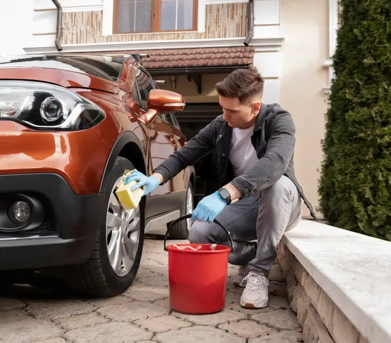 Lavage auto à domicile Saint-Pantaléon-de-Larche : professionnel intervenant sur un véhicule